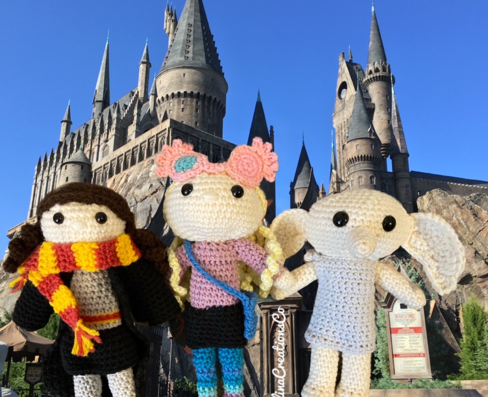 Crochet Luna, Dobby, Hermione in front of castle